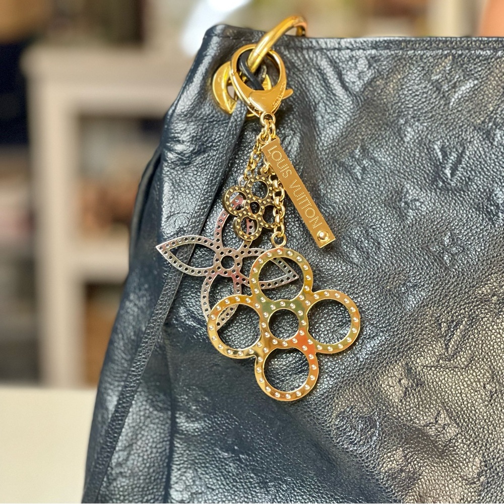 Louis Vuitton Bag Charm • Multi-Motif Hardware • Iconic Design - Picture 3 of 7